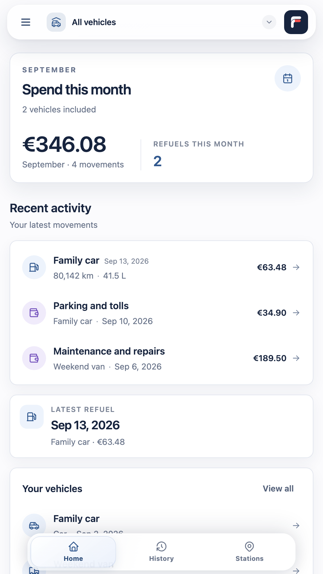 Fuelico affiche les dépenses mensuelles, les derniers pleins et l’activité de deux véhicules d’exemple.
